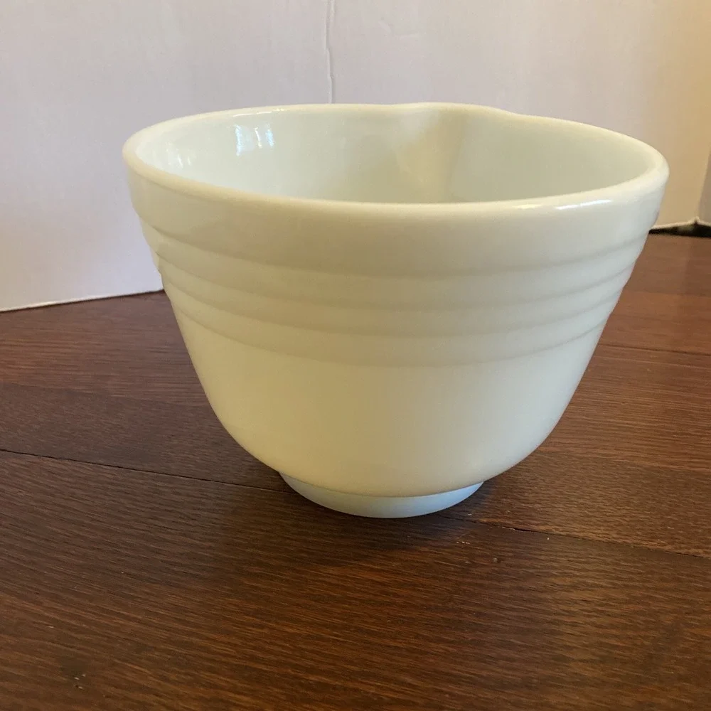 Vintage Pyrex White Milk Glass Hamilton Beach #11 Ribbed Mixing Bowl With‎ Spout